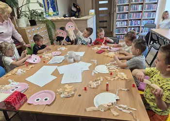 Dzieci z grupy 0b podczas pracy plastycznej w bibliotece.