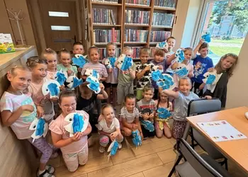 Przedszkolaki z grupy 0a prezentują swoje prace plastyczne
