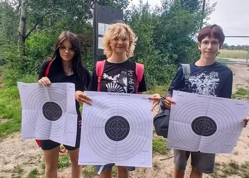 Uczniowie demonstrują swoje wyniki w strzelaniu