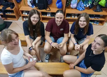Dziewczęta z klas ósmych podczas gry