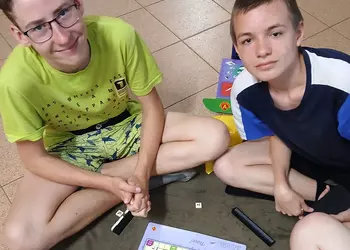 Uczniowie grają w Scrable
