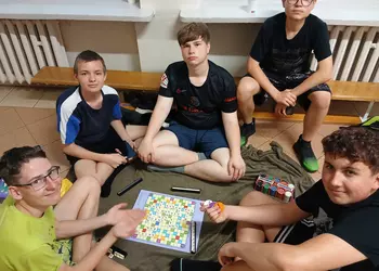 Uczniowie grają w gry planszowe