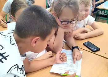 Uczniowie klasy 4 badają czystość powietrza