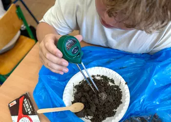 Uczniowie klasy 5b badają glebę