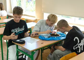 Uczniowie klasy 7 badają glebę
