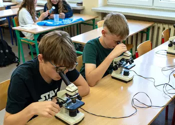 Uczniowie obserwują próbki  wody pod mikroskopem