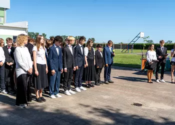 Część artystyczna przygotowana przez ósmoklasistów