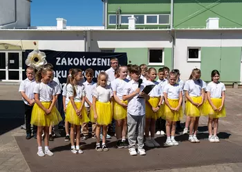 Część artystyczna przygotowana przez trzecioklasistów