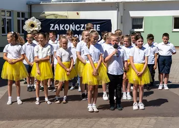 Część artystyczna w wykonaniu trzecioklasistów