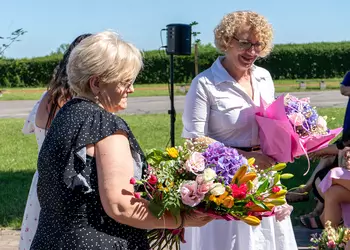 Kwiaty jako podziękowanie od Rady Rodziców dla dyrekcji