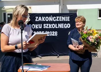 Odczytanie pani Ani wiersza od uczniów przez opiekuna wolontariatu