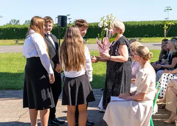 Ósmoklasiści dziękują pani dyrektor