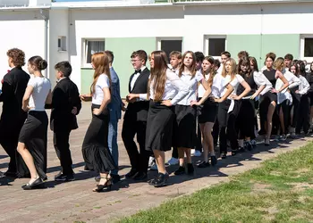 Ósmoklasiści podczas tańca