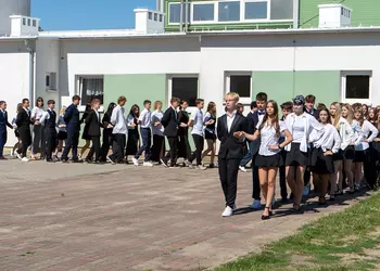 Ósmoklasiści tańczą poloneza
