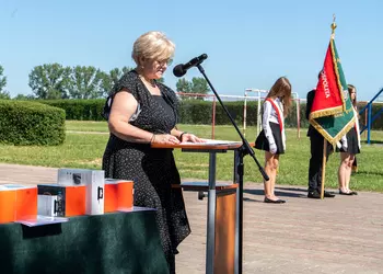 Pani dyrektor wita przybyłych na uroczystość zakończenia roku szkolnego