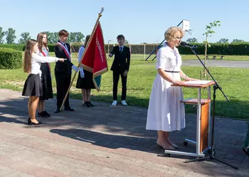 Ślubowanie ósmoklasistów przed sztandarem szkoły