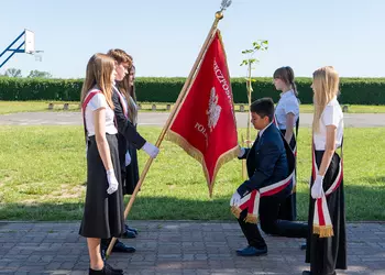 Ślubowanie przed sztandarem szkoły
