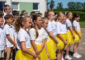 Trzecioklasiści śpiewają piosenkę