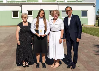 Wyróżniona Julia w towarzystwie wychowawcy i dyrekcji