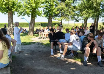 Pielęgniarka przekazuje informacje na temat udzielania pierwszej pomocy
