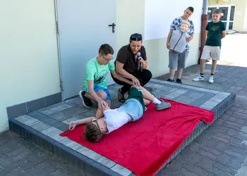 Pokaz układania poszkodowanego w pozycji bezpiecznej
