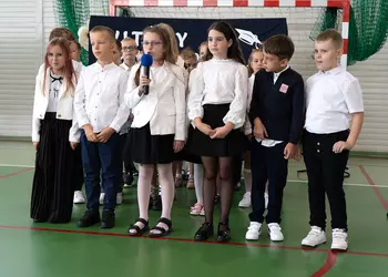 Drugoklasiści podczas części artystycznej
