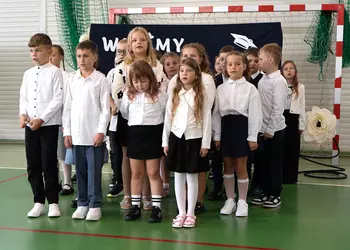Drugoklasiści śpiewają piosenkę