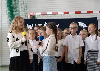 Dwie dziewczynki z klasy drugiej podczas występu