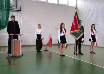 Ksiądz Ryszard Siwek przemawia do zgromadzonych
