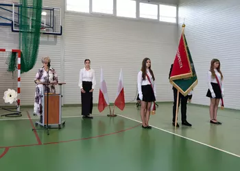 Pani dyrektor wita zgromadzonych na uroczystości