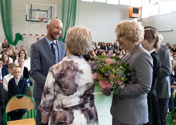 Zastępca Burmistrz Śmigla otrzymuje podziękowanie za pomoc w remoncie sali gimnastycznej