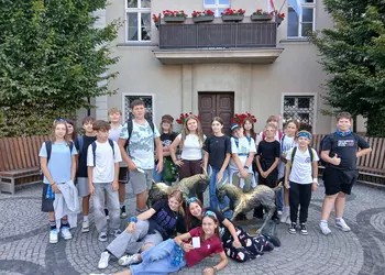 Klasy 6 z poznańskimi koziołkami