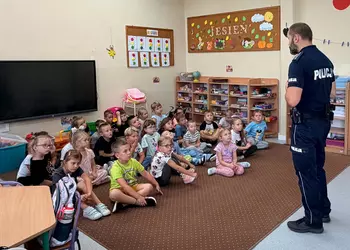 Przedszkolaki na spotkaniu z policjantem
