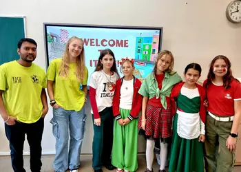 Uczniowie w towarzystwie wolontariuszy