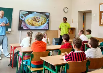 Klasy 4a i 4b podczas lekcji z wolontariuszami