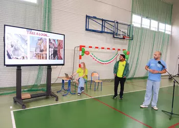 Wolontariusze przedstawiają prezentację na temat Włoch