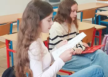 Dziewczęta z klasy 6b czytają młodszym kolegom i koleżankom