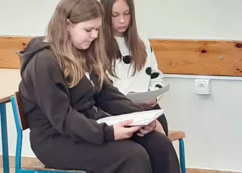 Hania i Gabrysia czytają młodszym kolegom i koleżankom