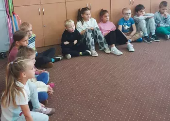 Uczniowie klasy 1a podczas akcji głośnego czytania