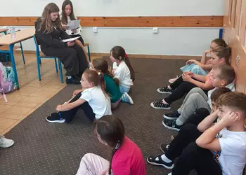Uczniowie klasy 2a podczas akcji głośnego czytania