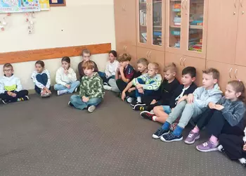 Uczniowie klasy 3a podczas akcji głośnego czytania