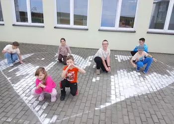 Malowanie serca na boisku szkolnym