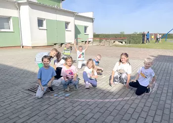 Uczniowie klasy 1a malują serce