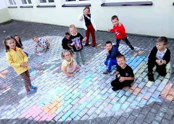 Uczniowie malują serce na boisku szkolnym