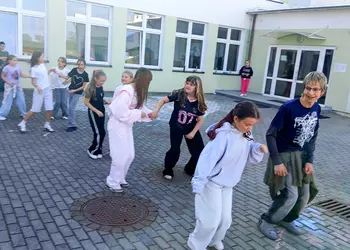Uczniowie wykonują taniec Belgijka