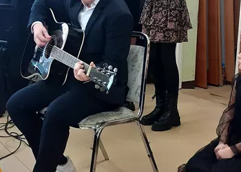 Borys prezentujący kolędę