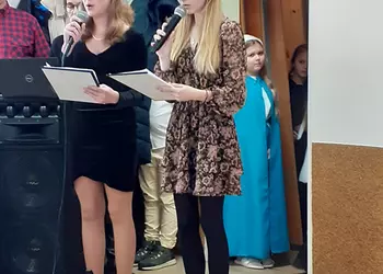 Nikola i Marta wykonujące kolędę