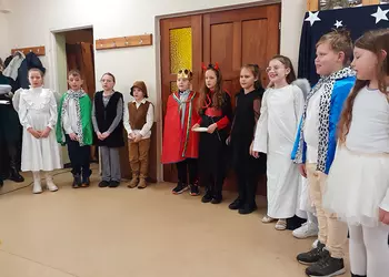 Uczniowie klasy 3aP w trakcie odgrywania jasełek