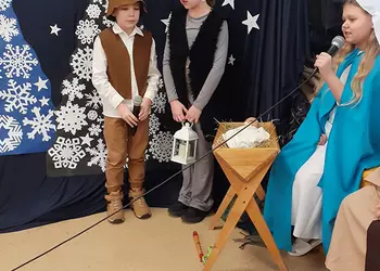 Uczniowie klasy 3aP w trakcie występu