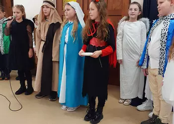 Uczniowie klasy trzeciej podczas występu